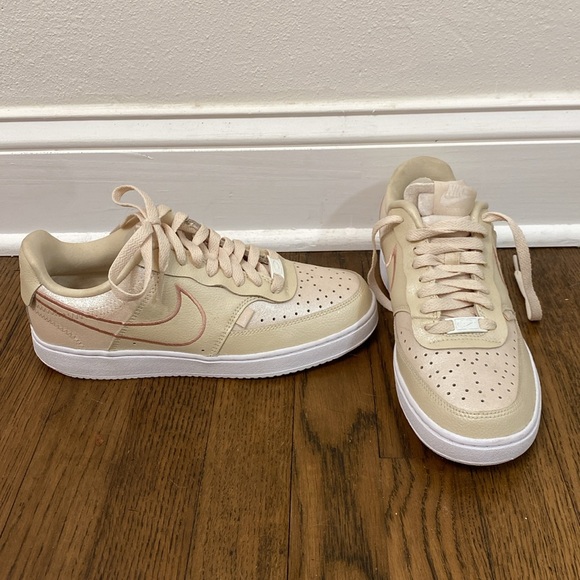 NIKE - Picture 2 of 2